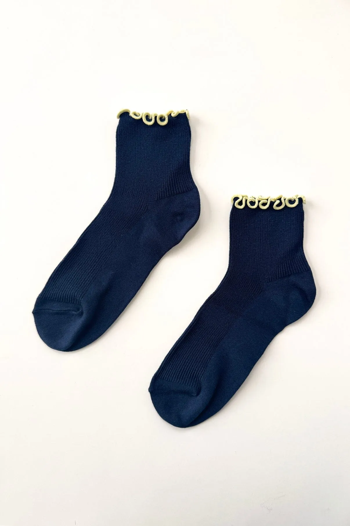 THE PETITE RUFFLED MODAL SOCKS - navy sold by Maelu