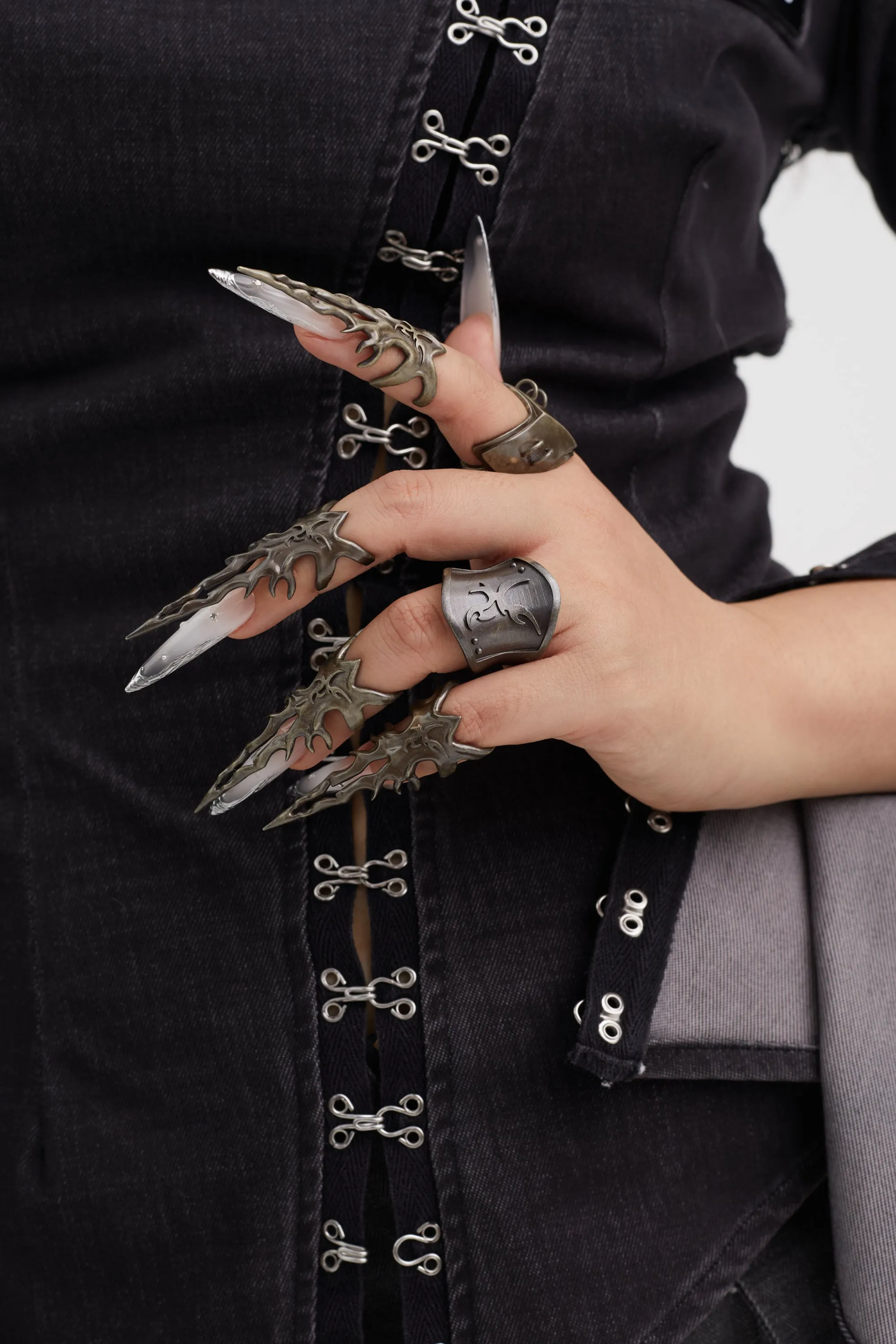 Fervooor Battle Angel Aged Bronze Flaming Shield Fingertip Ring sold by Fervooor product image thumbnail 4