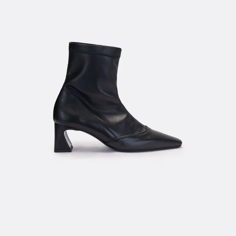 CHIC sold by Helena Mar