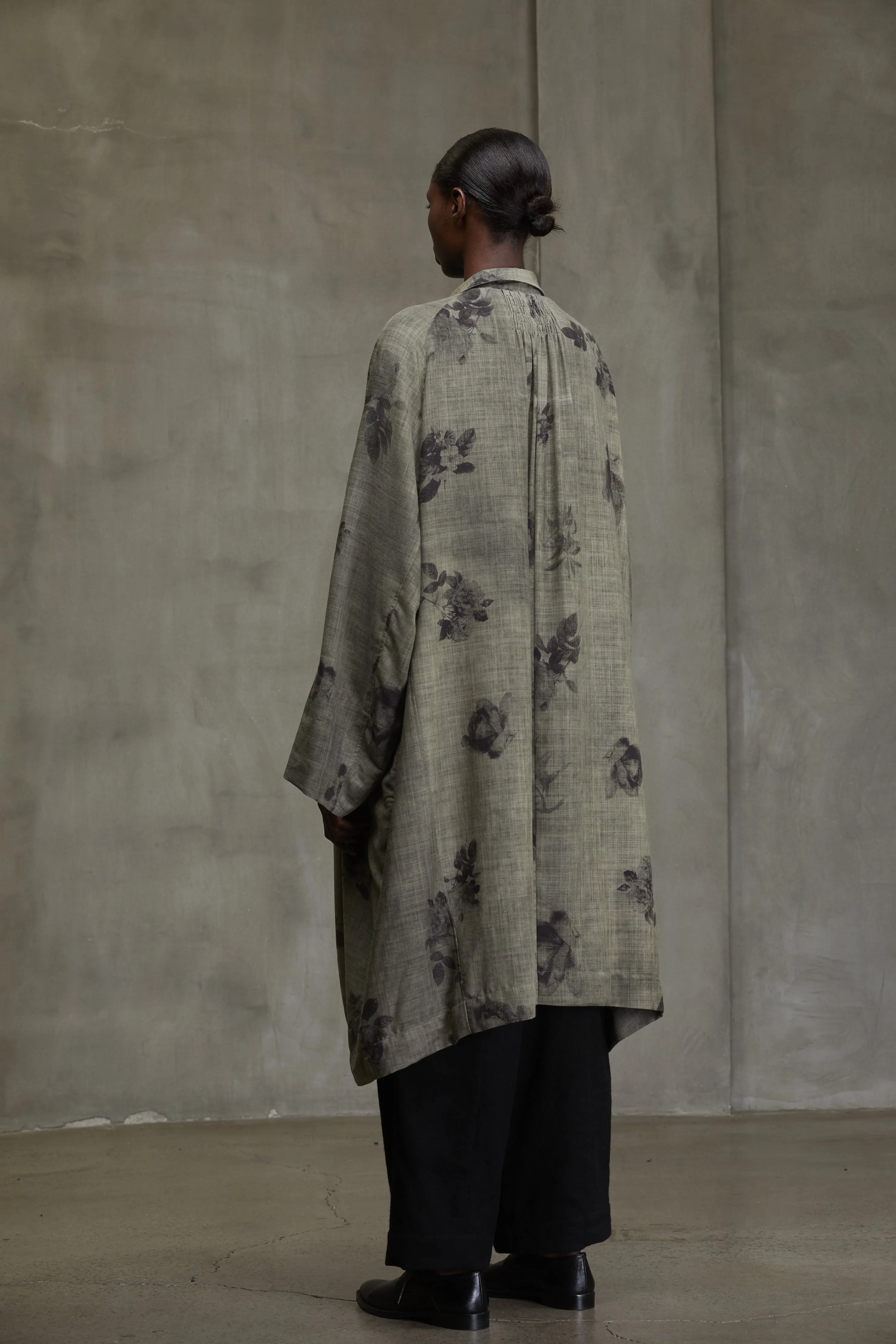 STAND COLLAR BACK PLEATS LONG SHIRT sold by ziggy chen product image thumbnail 3