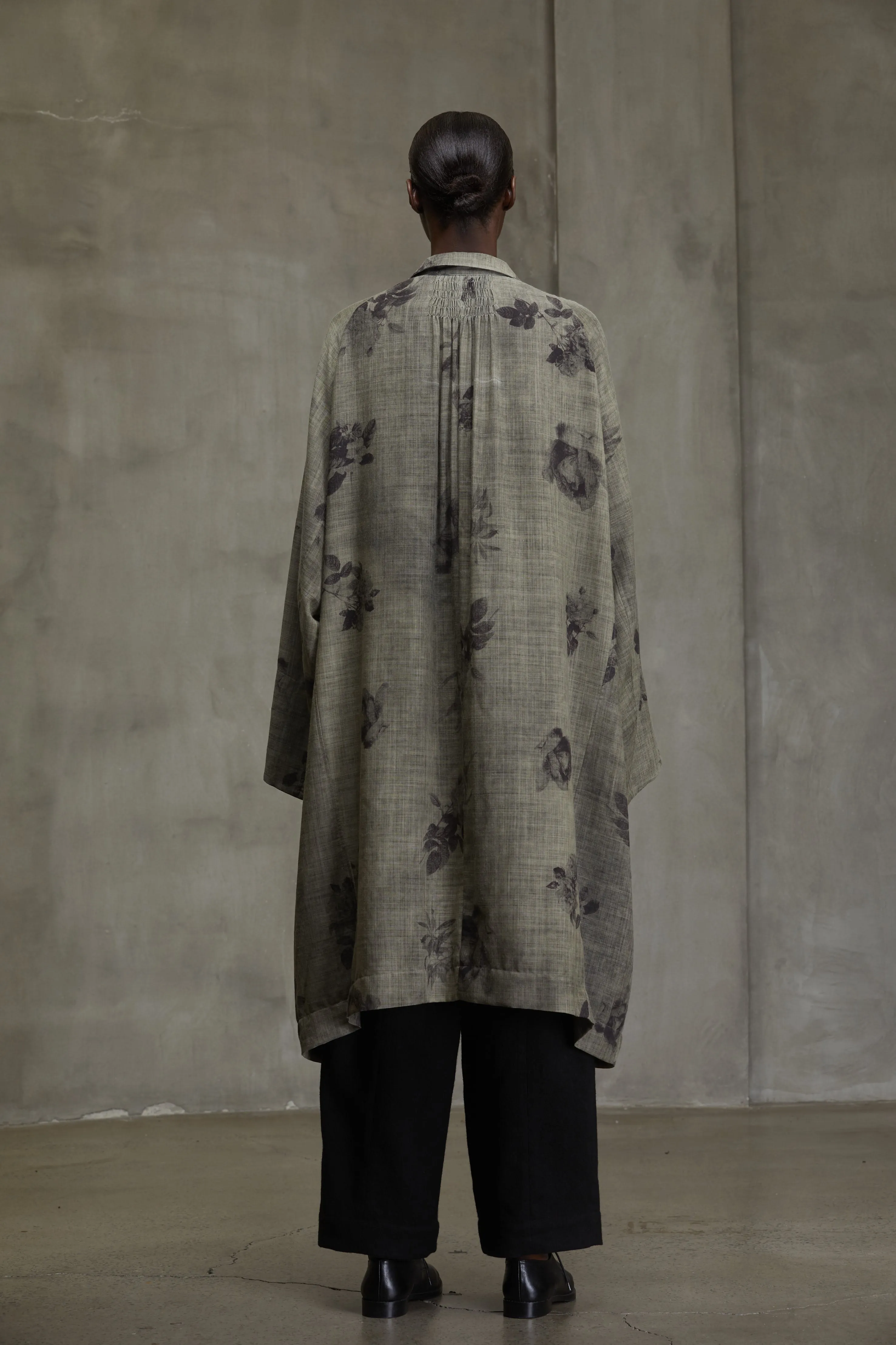 STAND COLLAR BACK PLEATS LONG SHIRT sold by ziggy chen product image thumbnail 4