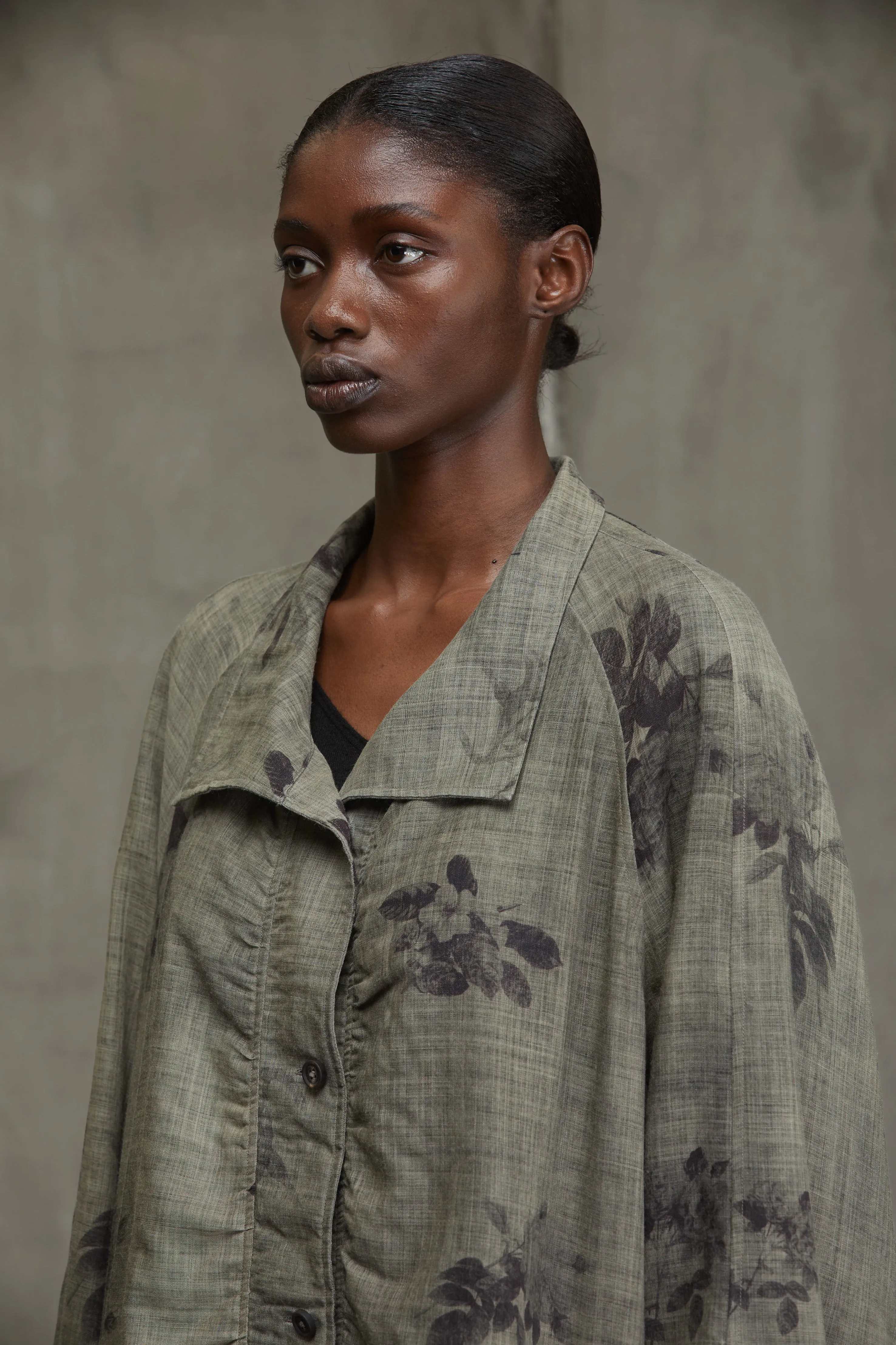 STAND COLLAR BACK PLEATS LONG SHIRT sold by ziggy chen product image thumbnail 5