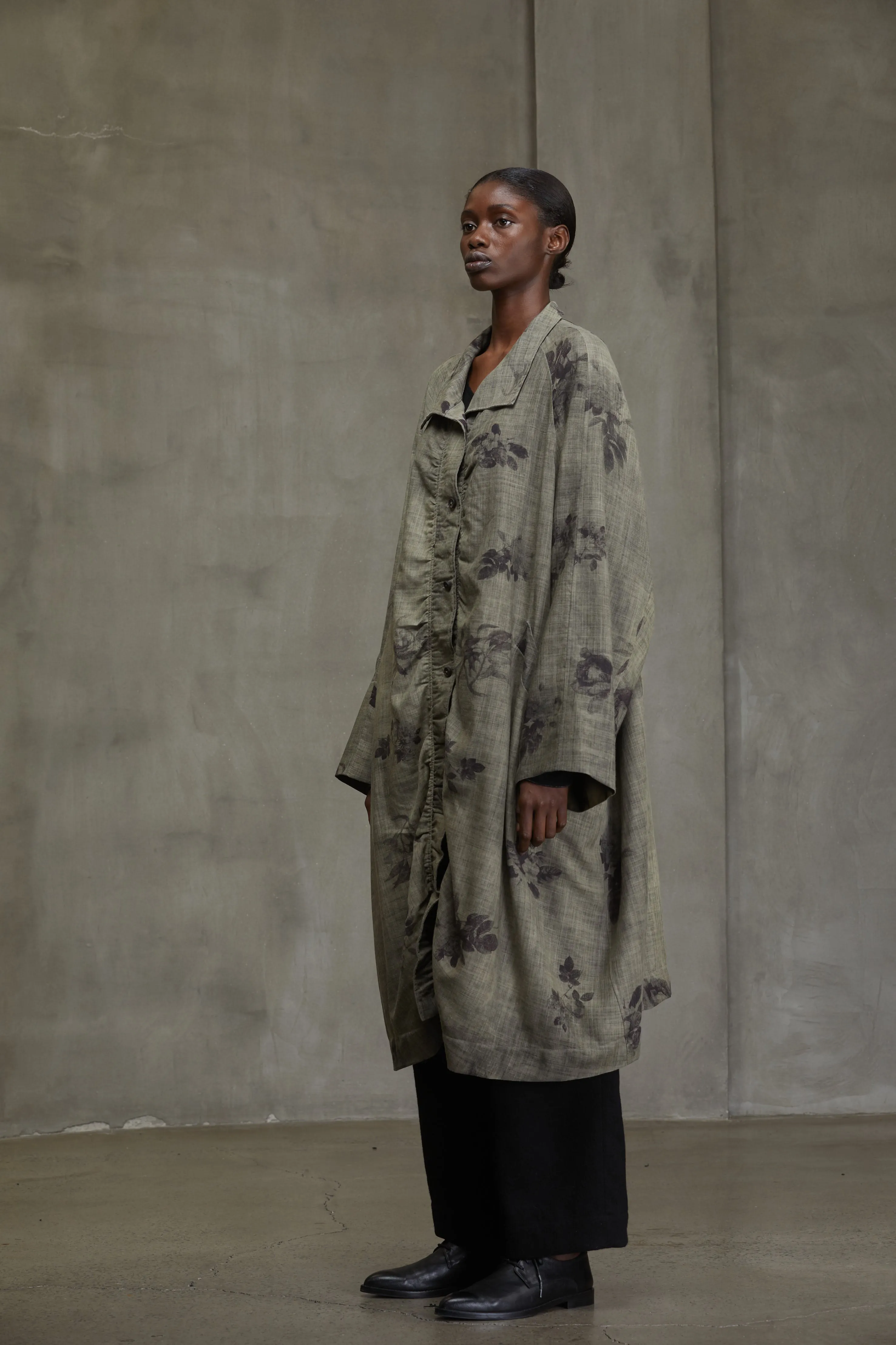 STAND COLLAR BACK PLEATS LONG SHIRT sold by ziggy chen product image thumbnail 2