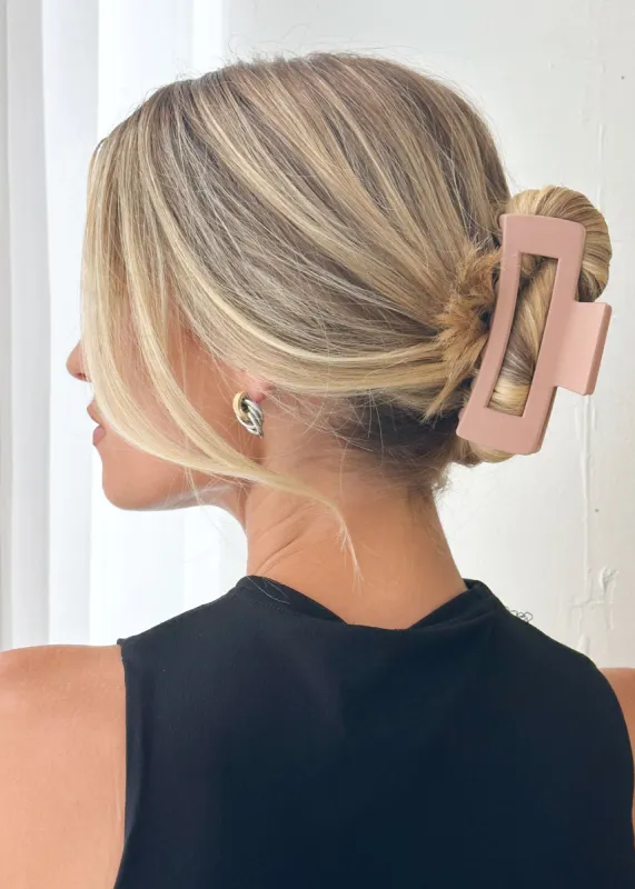 Talah Claw Clip - Latte sold by Gingham & Heels