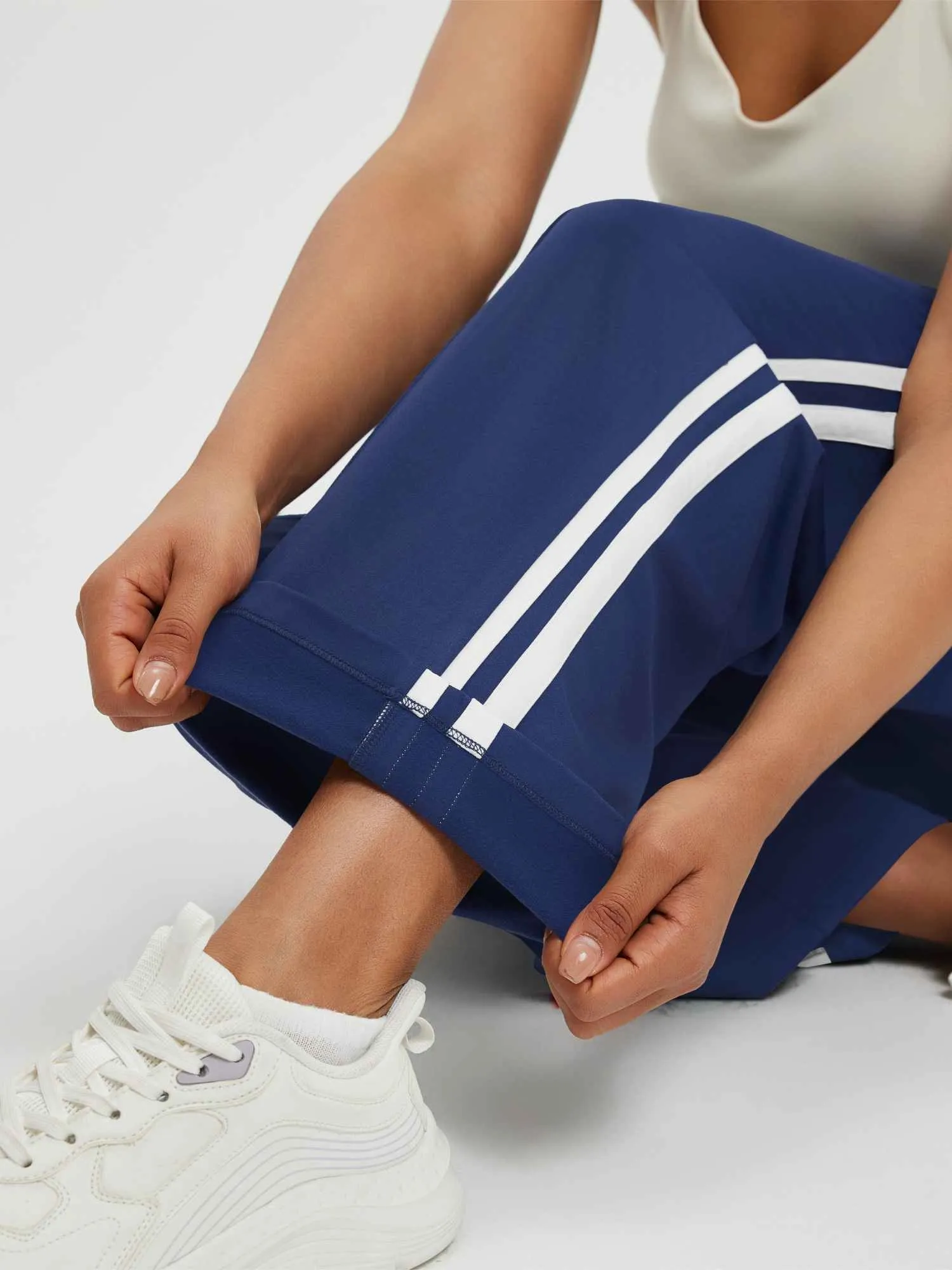 Women’s Running Side-Panel Contrast Fleece Straight-Leg Pants sold by Baleaf product image thumbnail 5