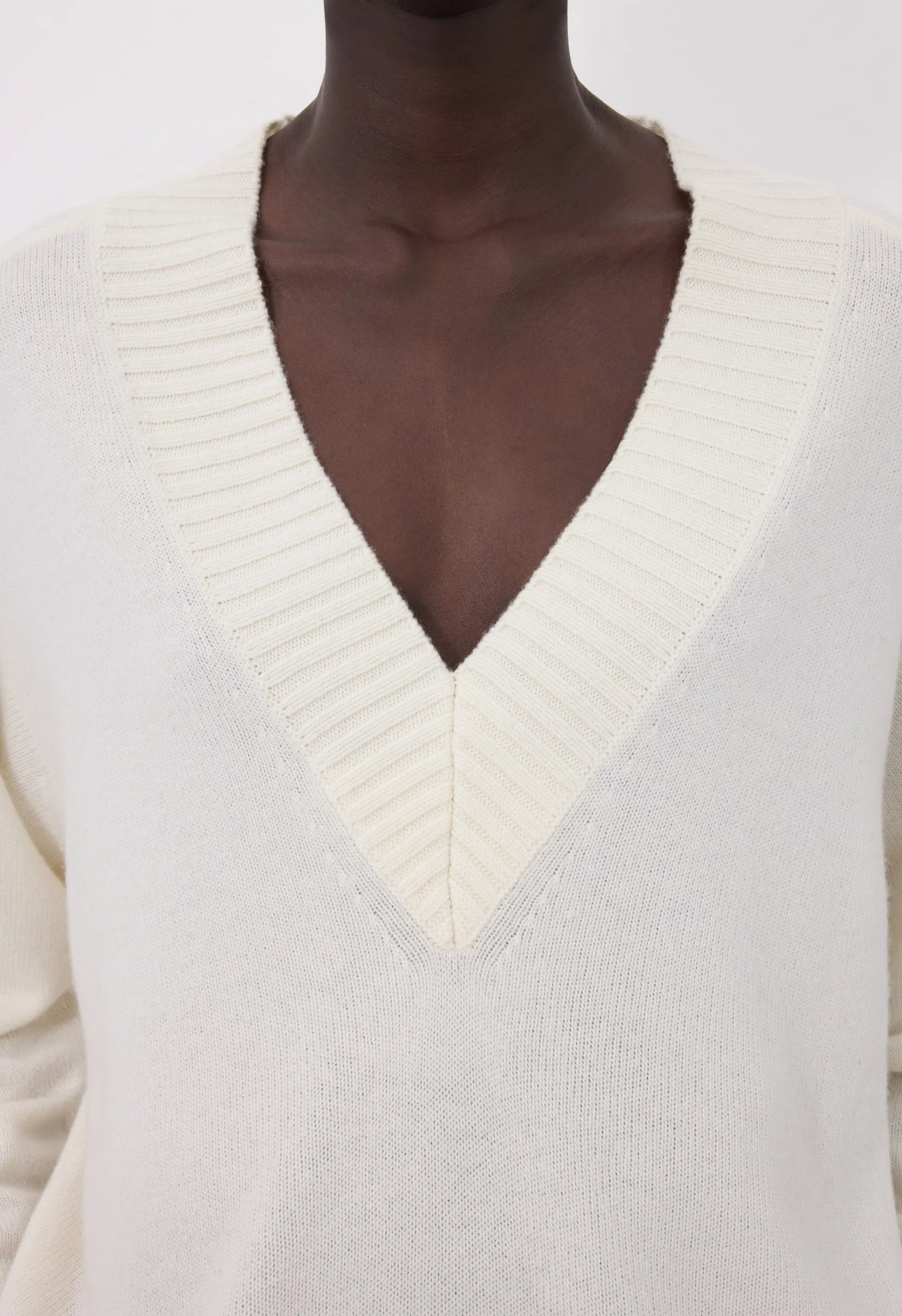 SAGE LDS V neck cashmere sweater sold by Loulou De Saison product image thumbnail 5