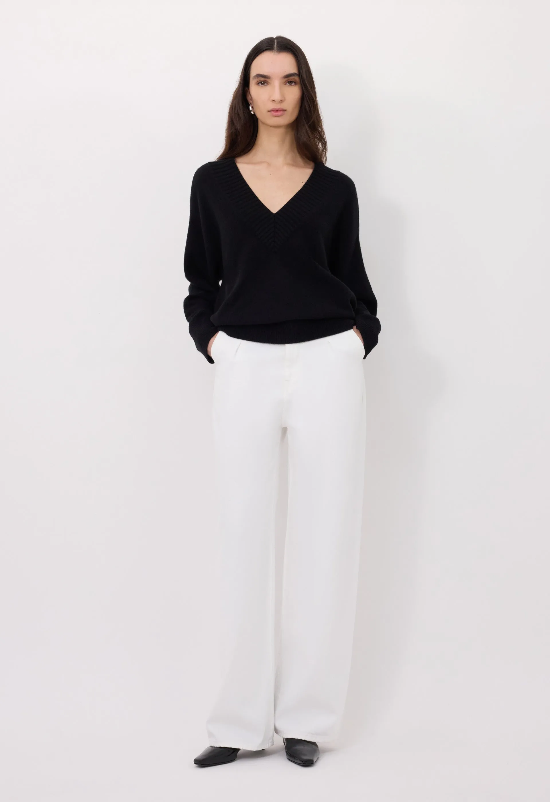 SAGE LDS V neck cashmere sweater sold by Loulou De Saison product image thumbnail 3