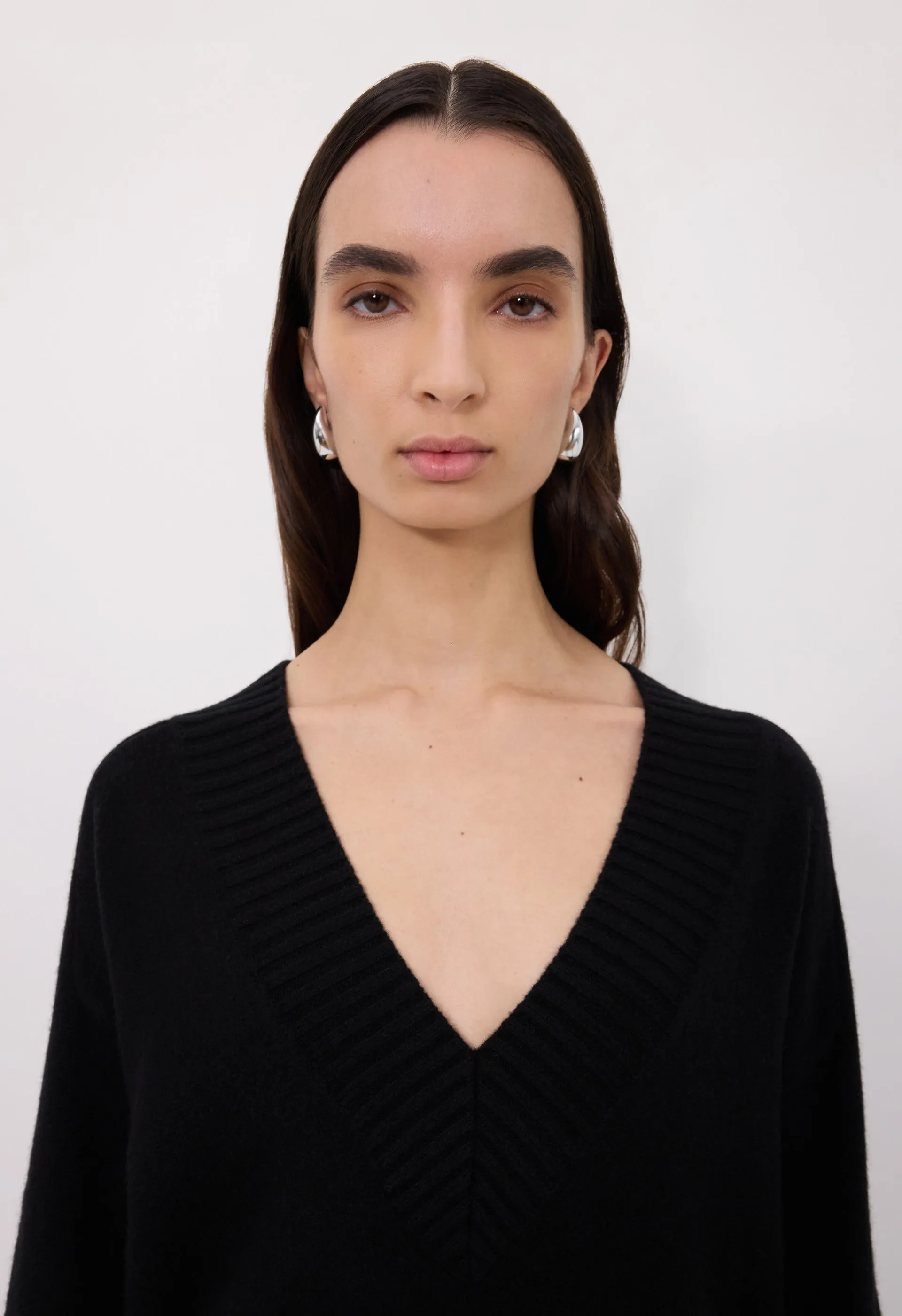 SAGE LDS V neck cashmere sweater sold by Loulou De Saison product image thumbnail 5