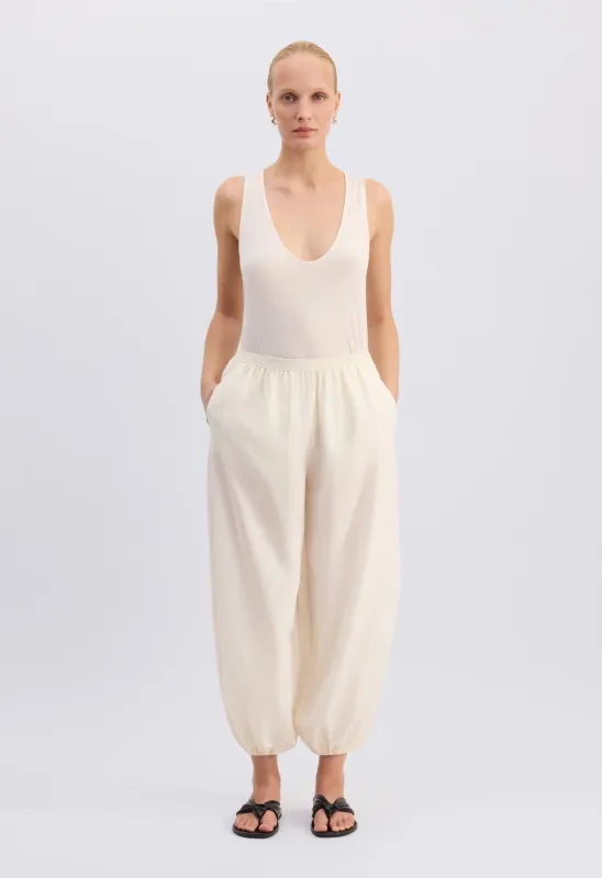 ALMAYA Cocoon trousers made by Loulou De Saison