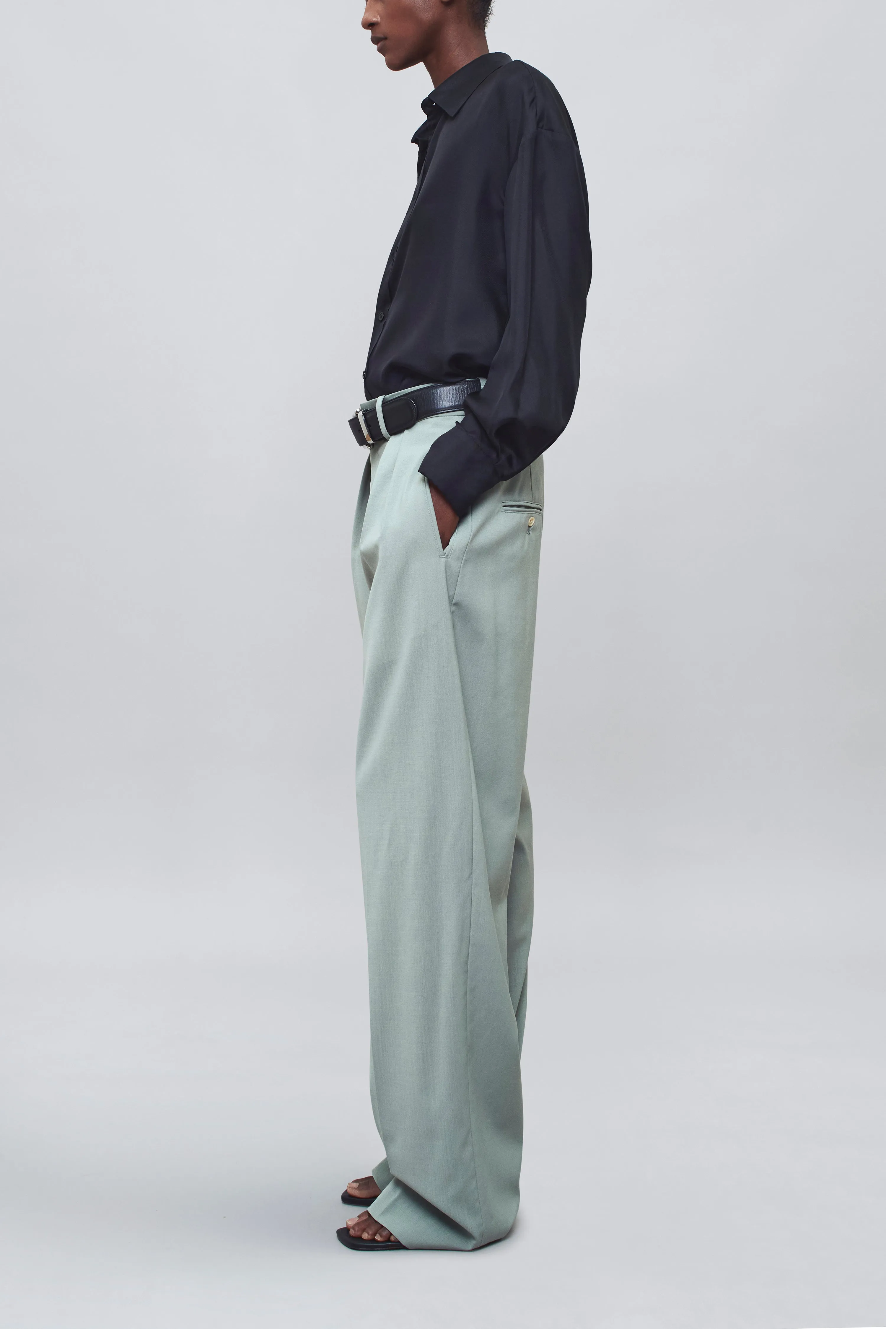 Aiden Pleated Trouser in Paperweight Wool sold by Kall Meyer product image thumbnail 3