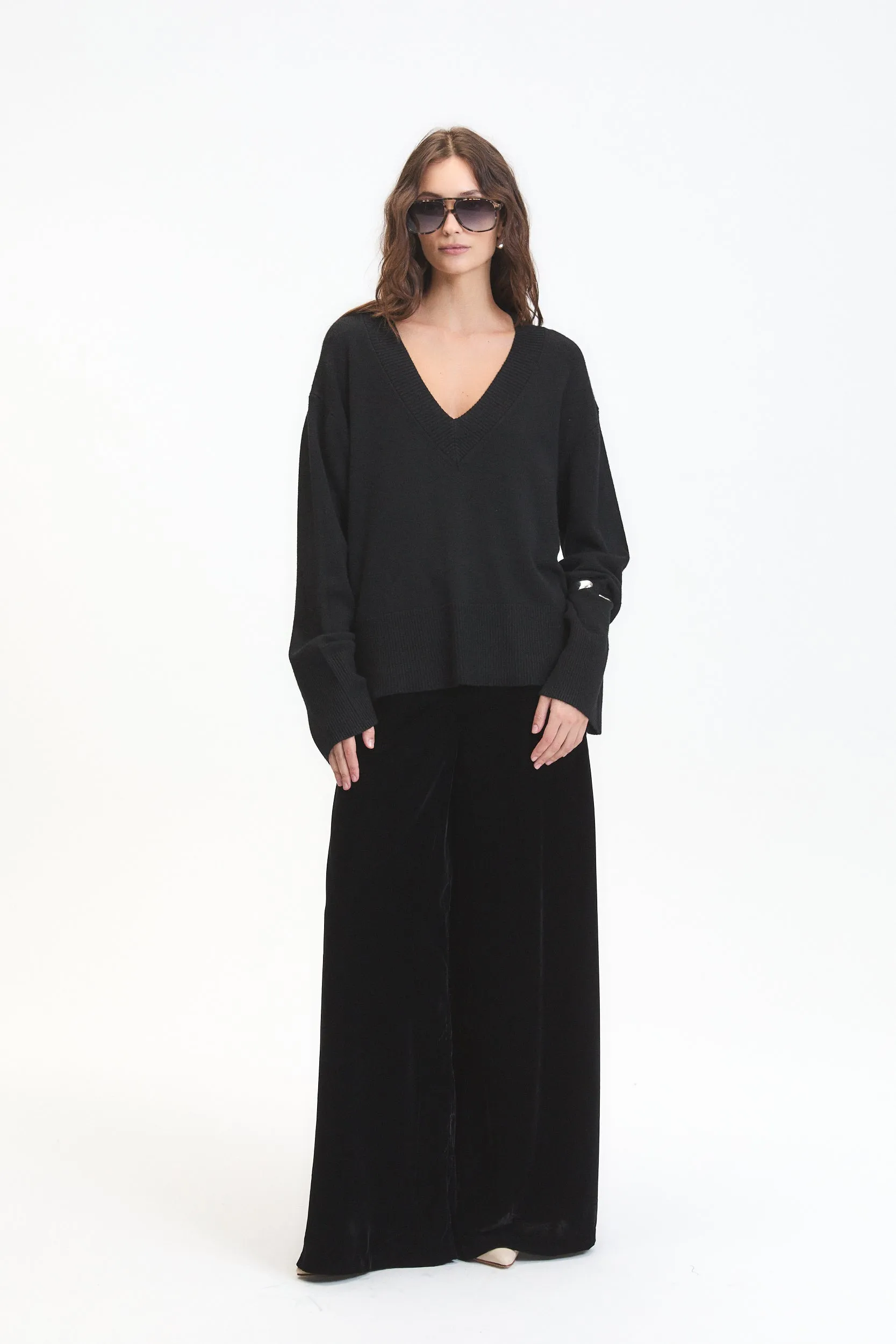 ASCLEPIAS V NECK SWEATER sold by Dèluc