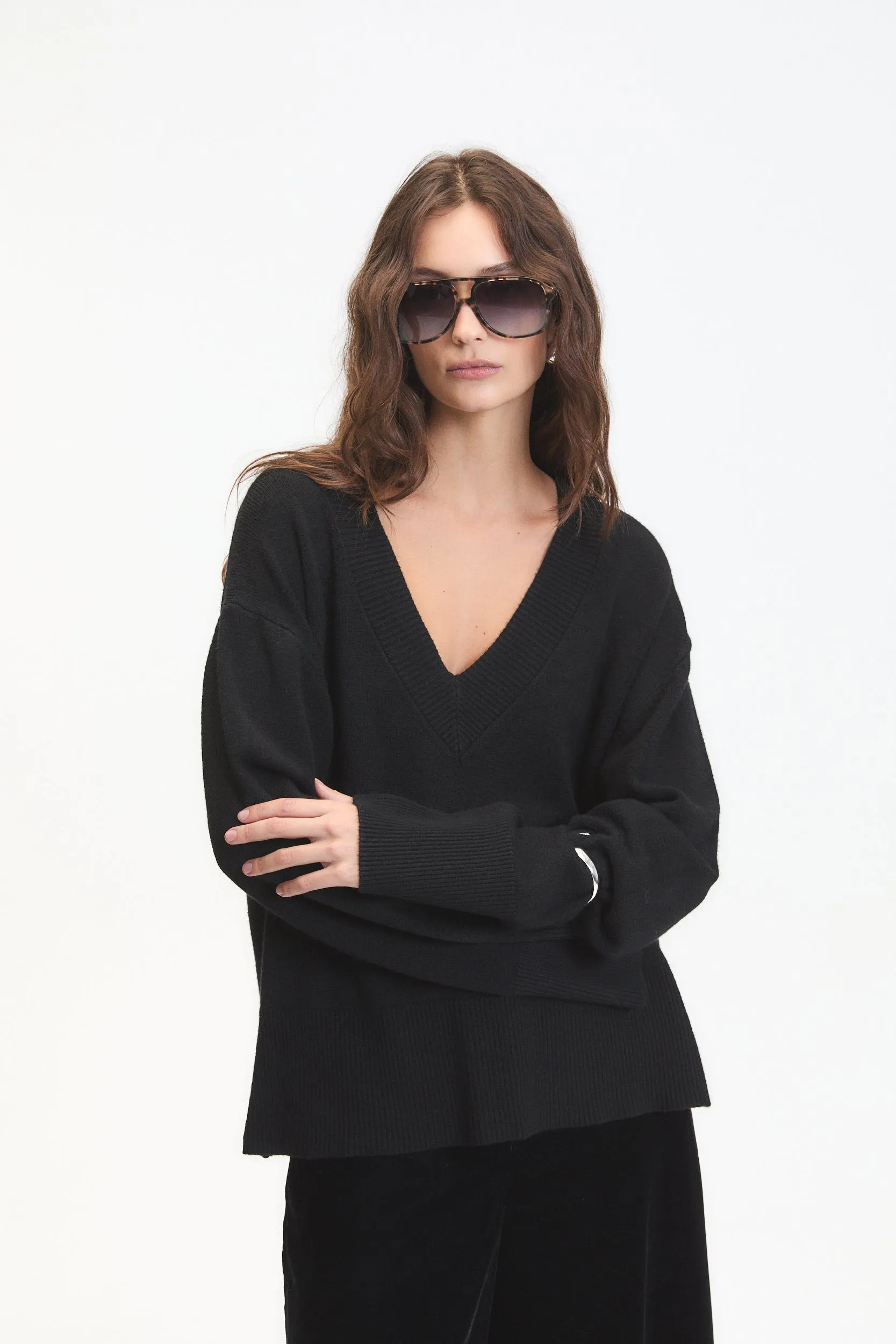 ASCLEPIAS V NECK SWEATER sold by Dèluc product image thumbnail 5