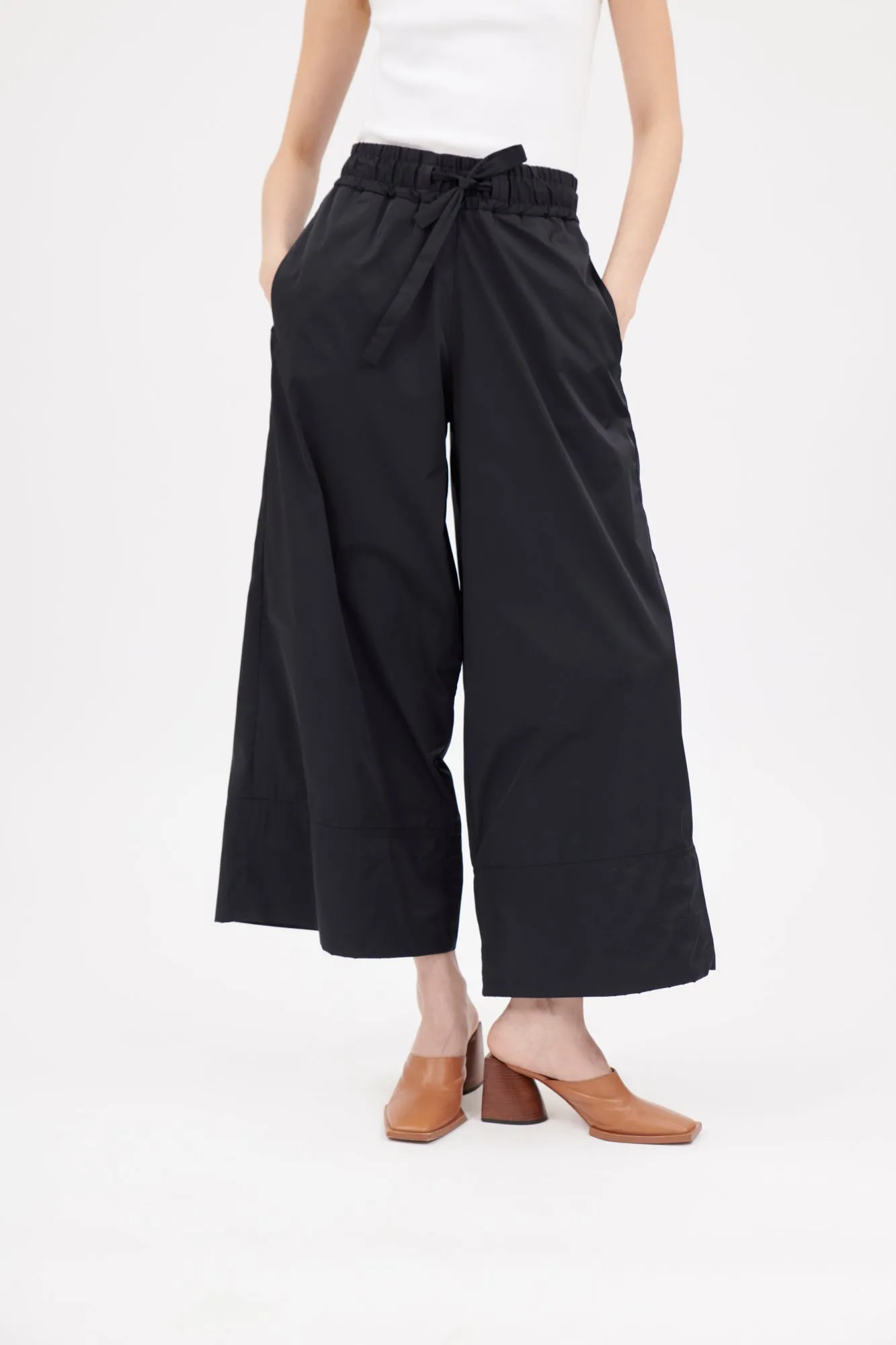 Soft Duchesse Hose, Navy sold by ODEEH