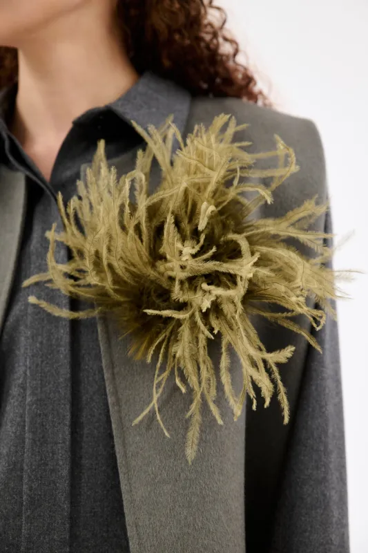 Feather Brosche, Khaki made by ODEEH