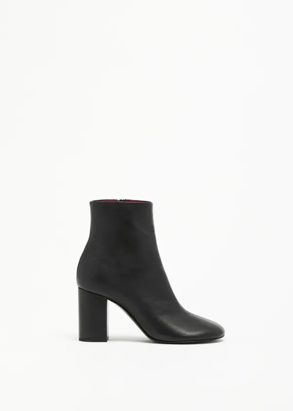 BLACK LEATHER HEELED ANKLE BOOTS made by Plan C