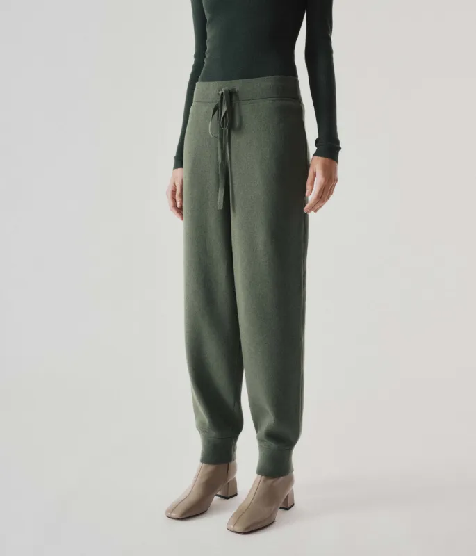 KNIT SWEATPANTS IN PINE made by Sayaka Davis