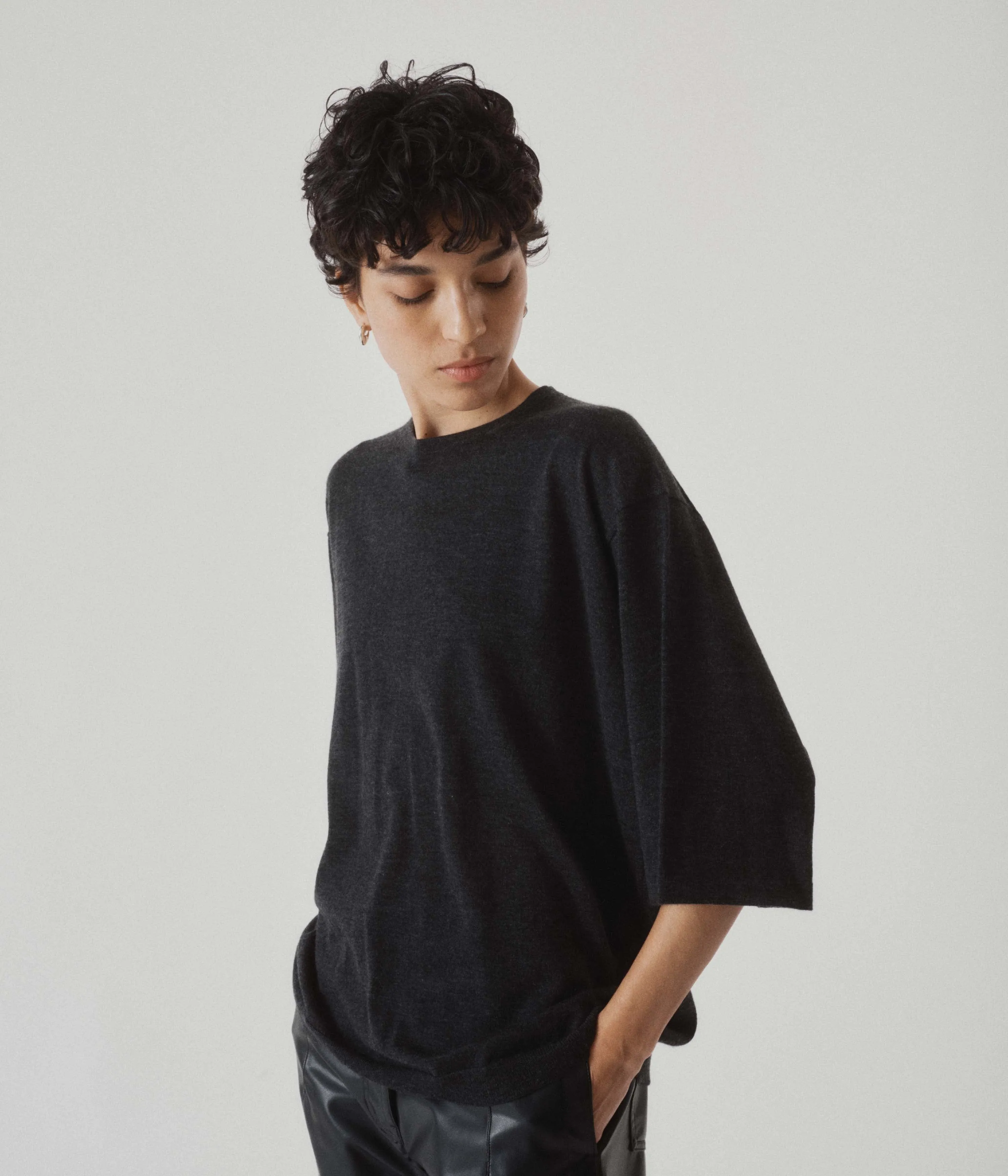 CASHMERE TEE IN CHARCOAL sold by Sayaka Davis product image thumbnail 2