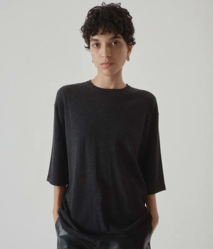 CASHMERE TEE IN CHARCOAL made by Sayaka Davis