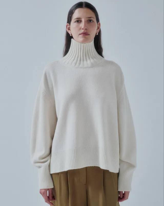 Us Pre Highcollar Sweater in Off White made by Sayaka Davis