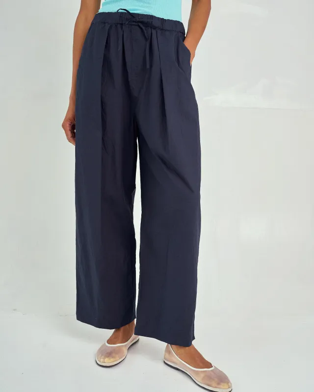 TUCKED PULL-ON PANTS IN NAVY made by Sayaka Davis
