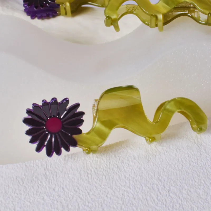 Wavy Daisy Claw sold by Winona Irene