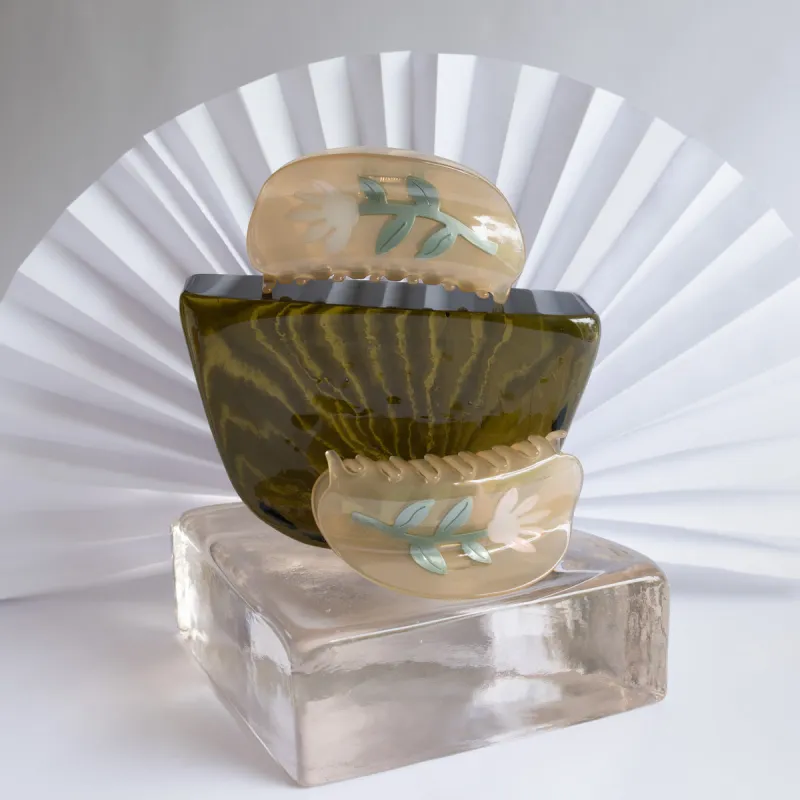 Thistle Hair Claw made by Winona Irene