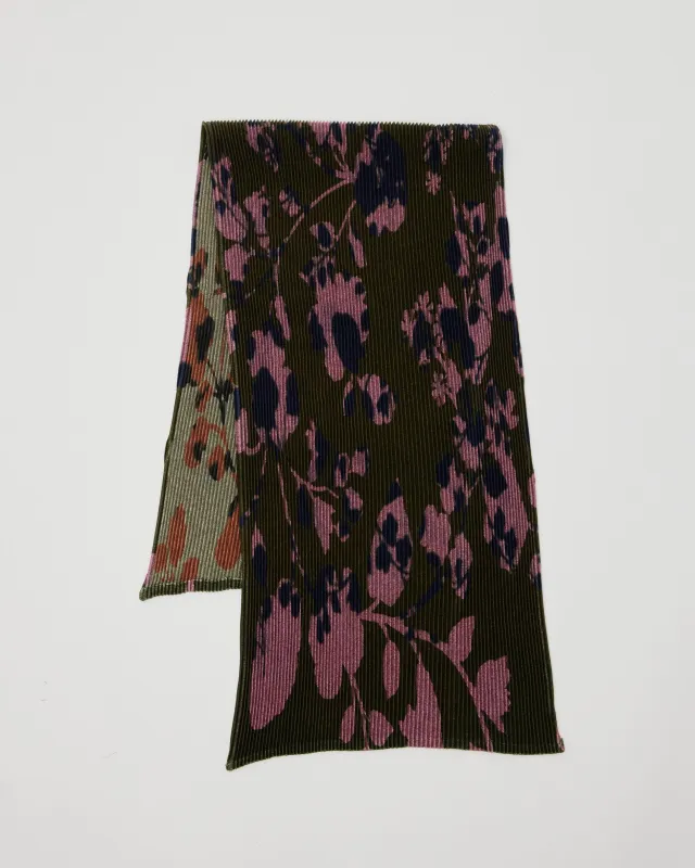 ZOLA PLEATED KNIT SCARF IN MOSS INGRID made by Julia Heuer