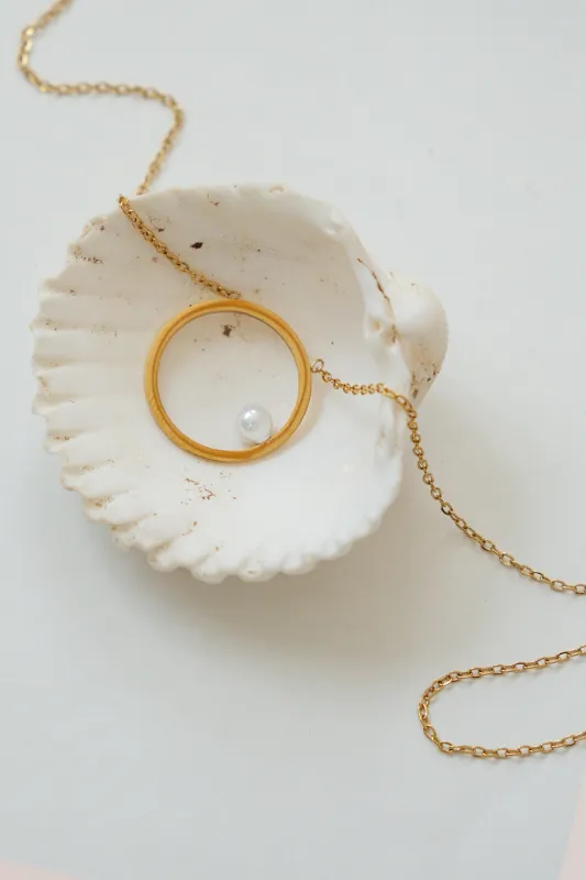 CIRCLE AND PEARL NECKLACE made by La comet