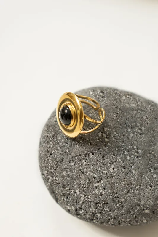 BOLD CIRCLE RING WITH STONE // BLACK made by La comet
