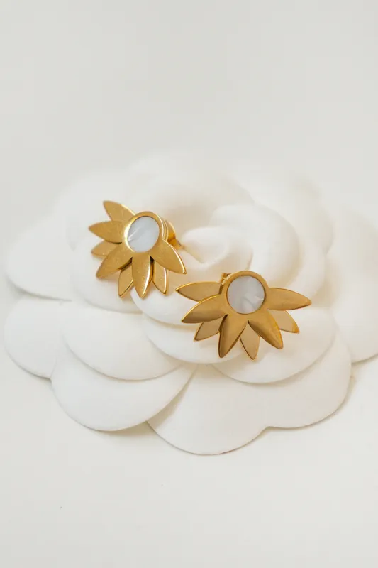 SEMI FLOWER EARRINGS // WHITE made by La comet