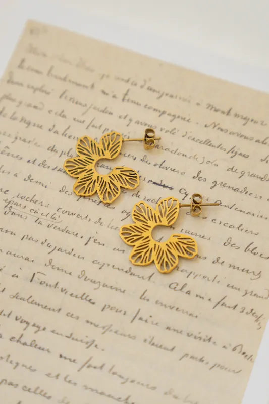 OPENWORK FLOWER HOOP EARRINGS // GOLD made by La comet
