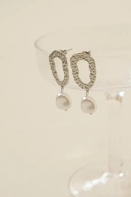 PEARL DANGLE EARRINGS // SILVER made by La comet