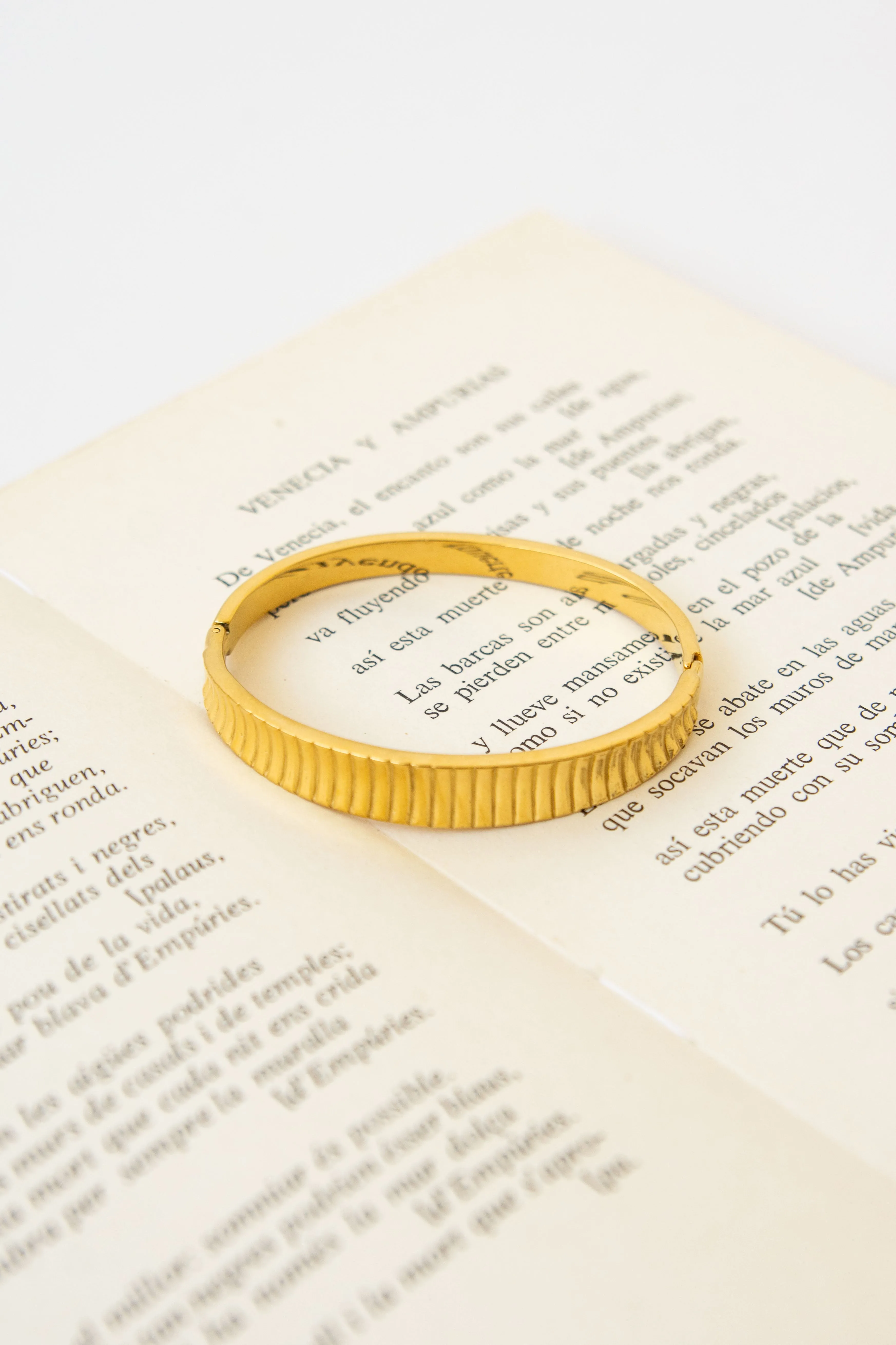 THICK BRACELET ENGRAVED LINES sold by La comet