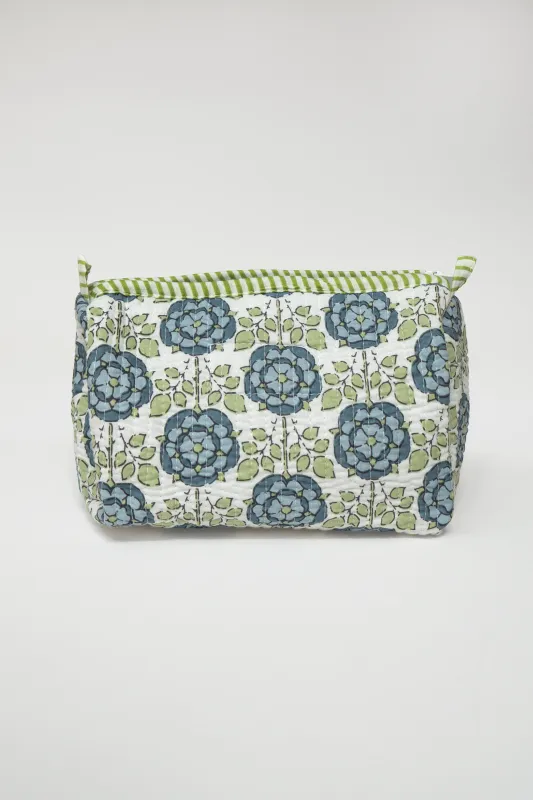 MEDIUM TOILETRY BAG // BLUE FLOWERS made by La comet