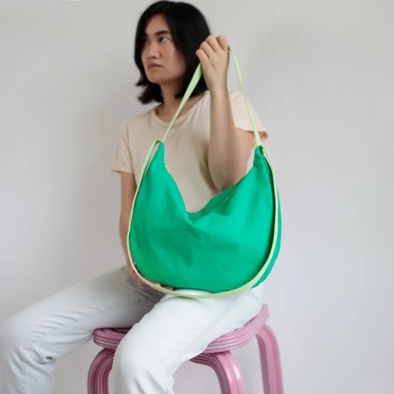 Upcycling Schultertasche POUCH Grün / Apfel sold by Alex Bender