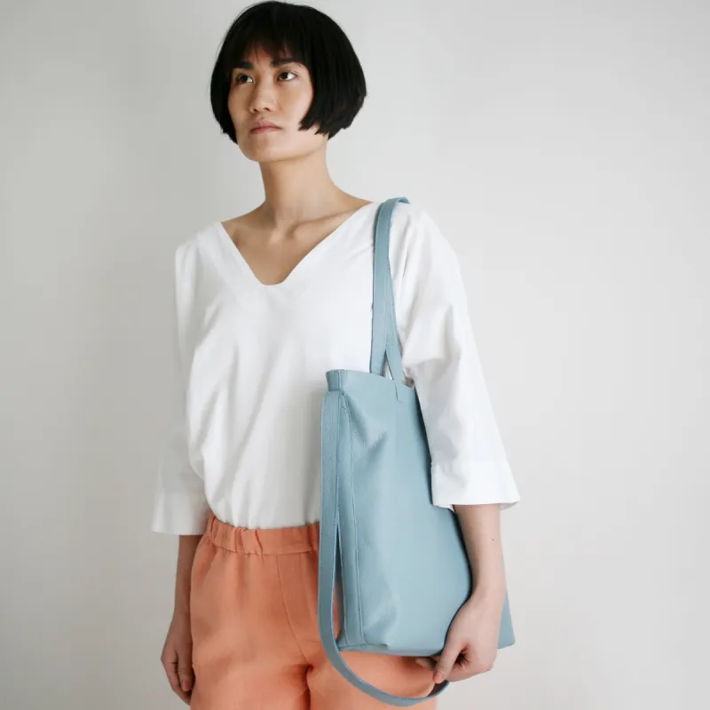 Multifunktionale Ledertasche Taubenblau sold by Alex Bender