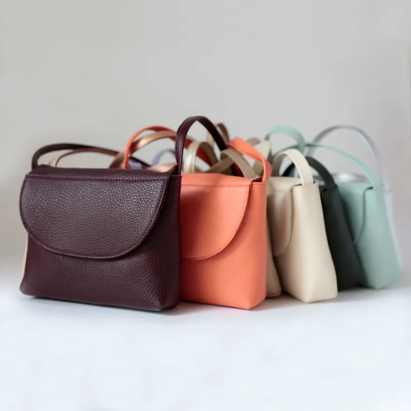 Minimalistische Schultertasche Bordeaux sold by Alex Bender