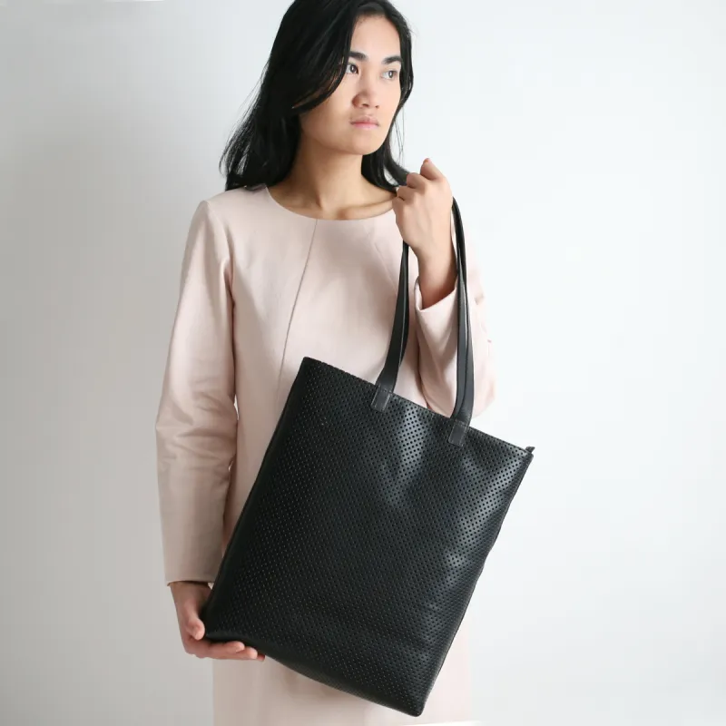 Tote Bag mit Reißverschluss perforiertes Leder Schwarz sold by Alex Bender