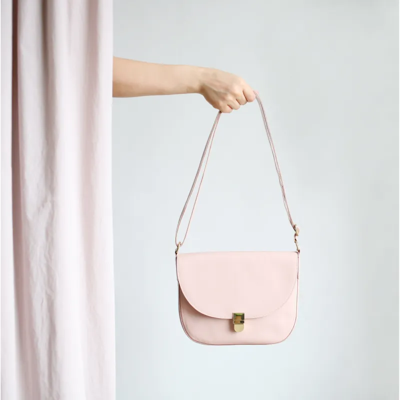 Satteltasche mit Steckschnalle Blush sold by Alex Bender