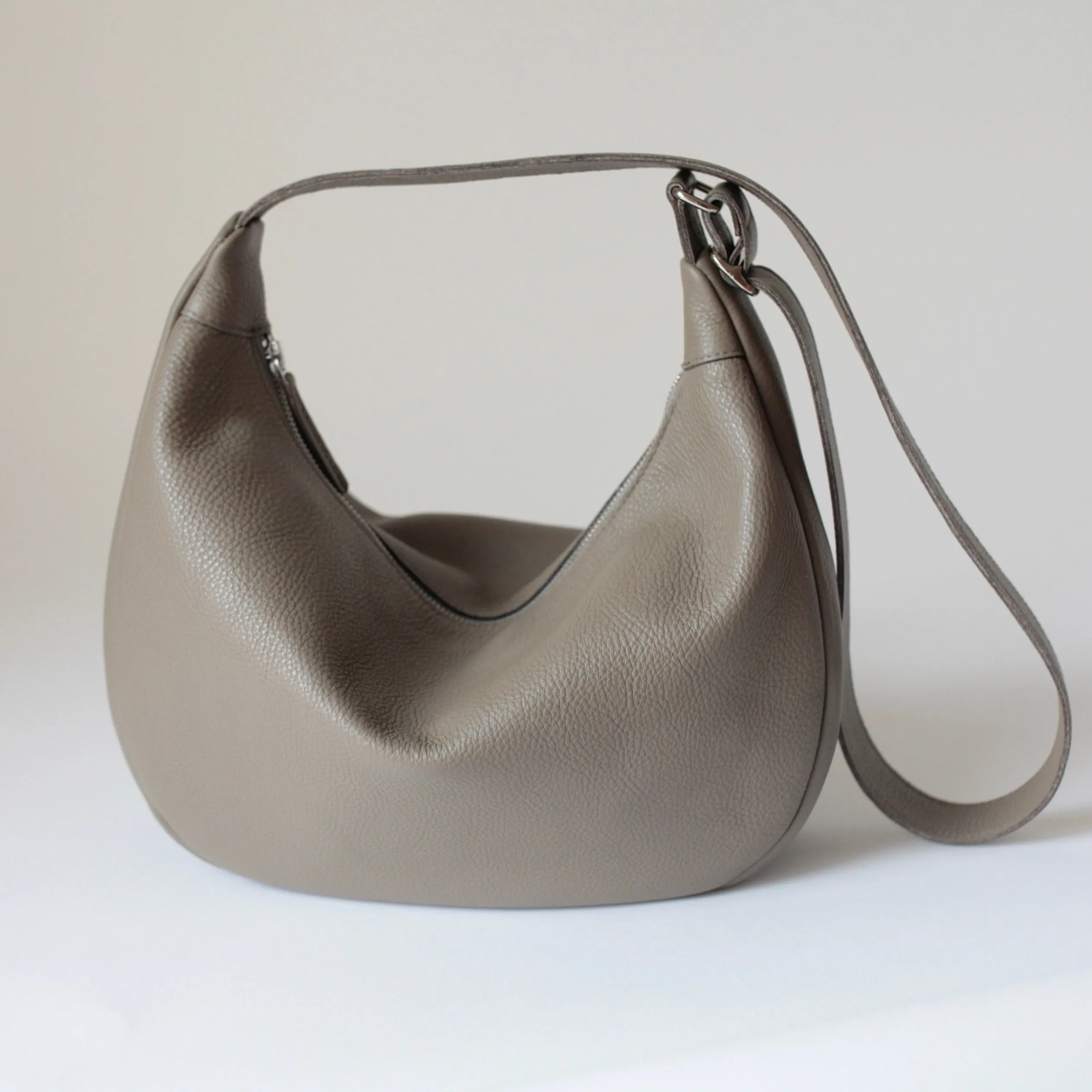 Lederbeutel POUCH Taupe sold by Alex Bender