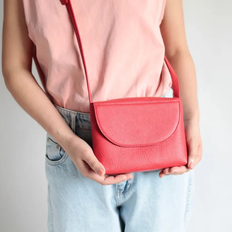 Minimalistische Schultertasche Rot sold by Alex Bender