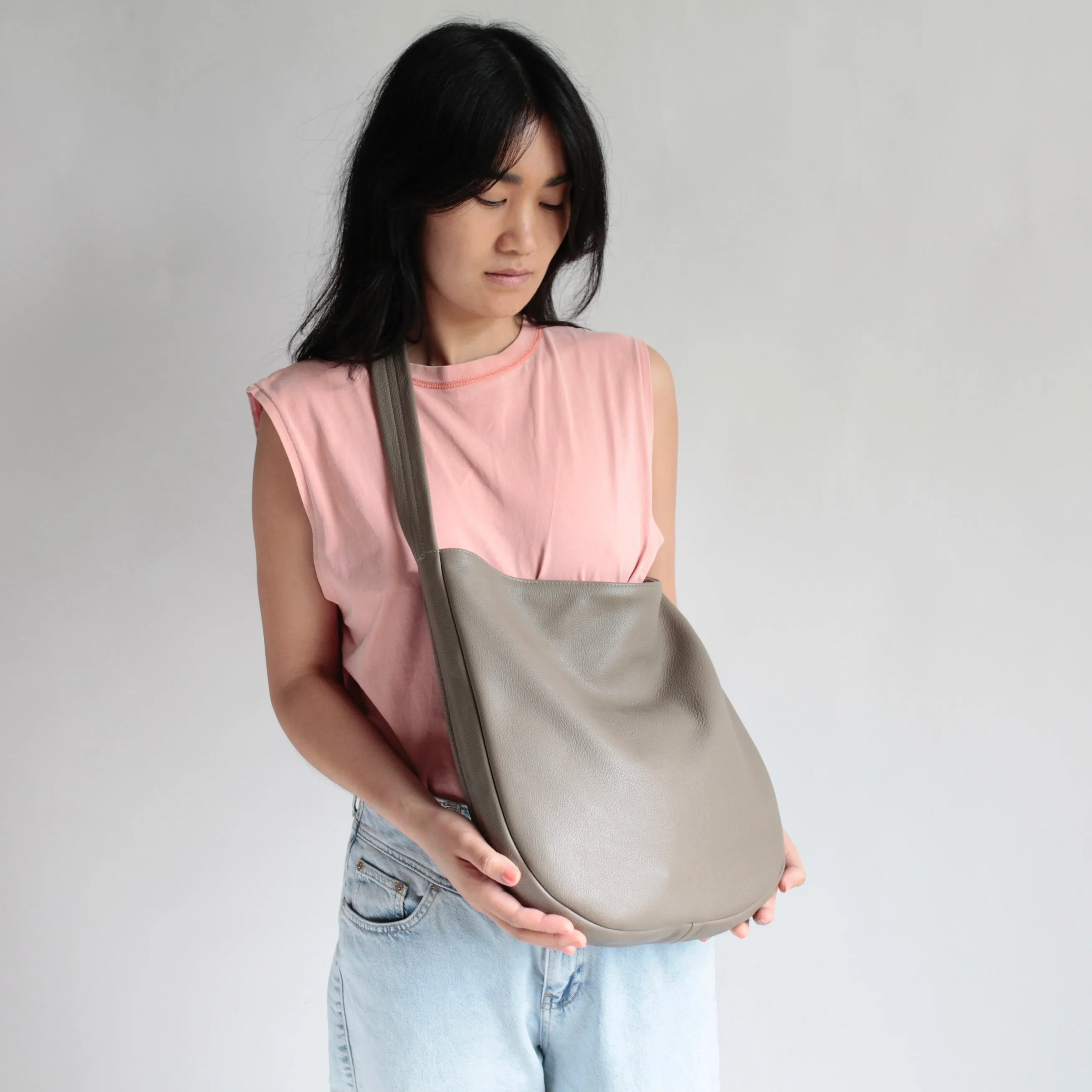 Lederbeutel Oval Taupe sold by Alex Bender product image thumbnail 3