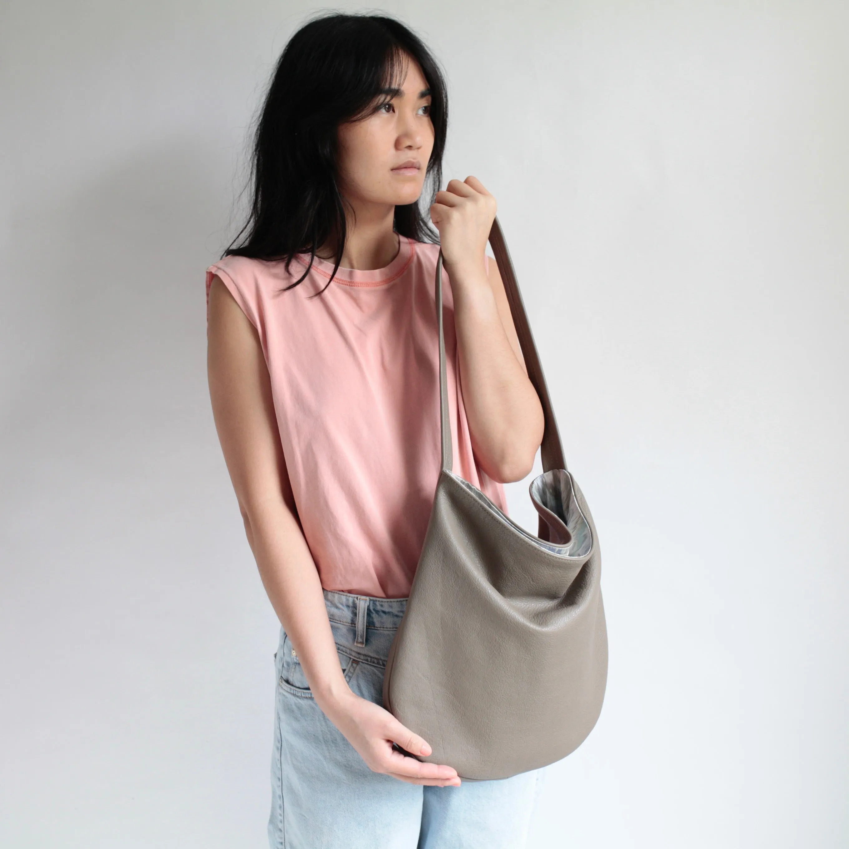 Lederbeutel Oval Taupe sold by Alex Bender product image thumbnail 4