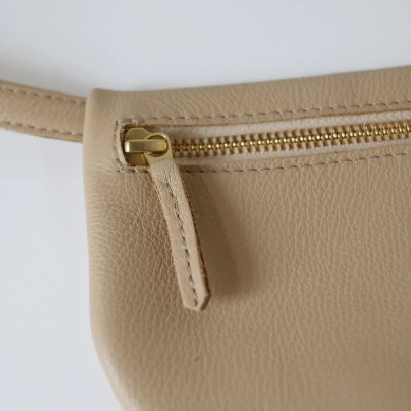 Kleine flache Gürteltasche Cappuccino sold by Alex Bender