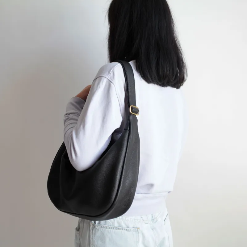 Lederbeutel Schwarz aus italienischem Rindsleder: handgemachte Umhängetasche von alexbender sold by Alex Bender