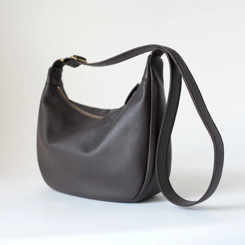 Lederbeutel Dunkelbraun: handgemachte Umhängetasche von alexbender sold by Alex Bender