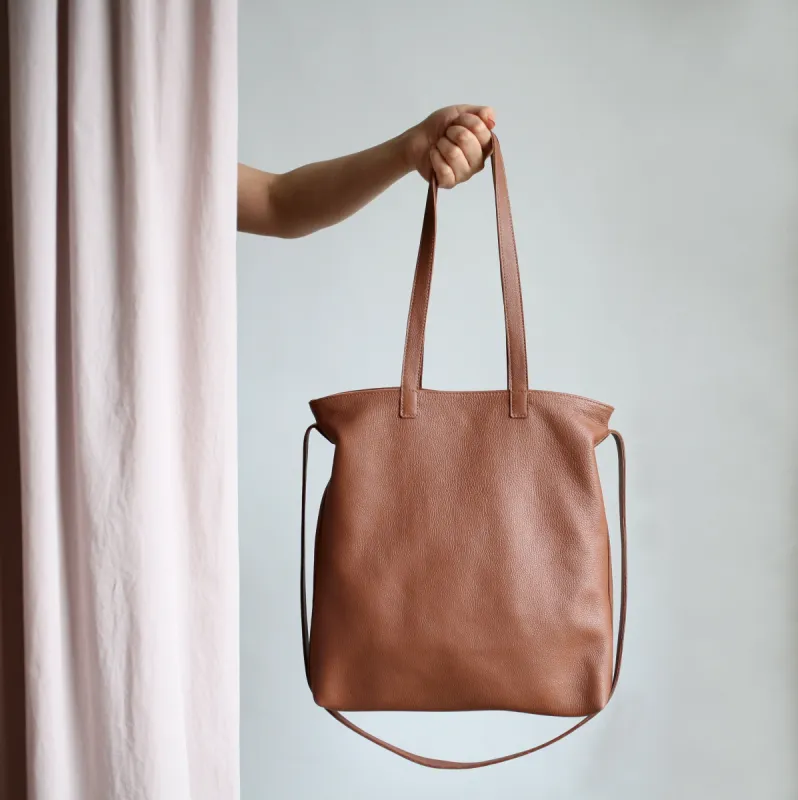 Multifunktionale Ledertasche Haselnussbraun sold by Alex Bender