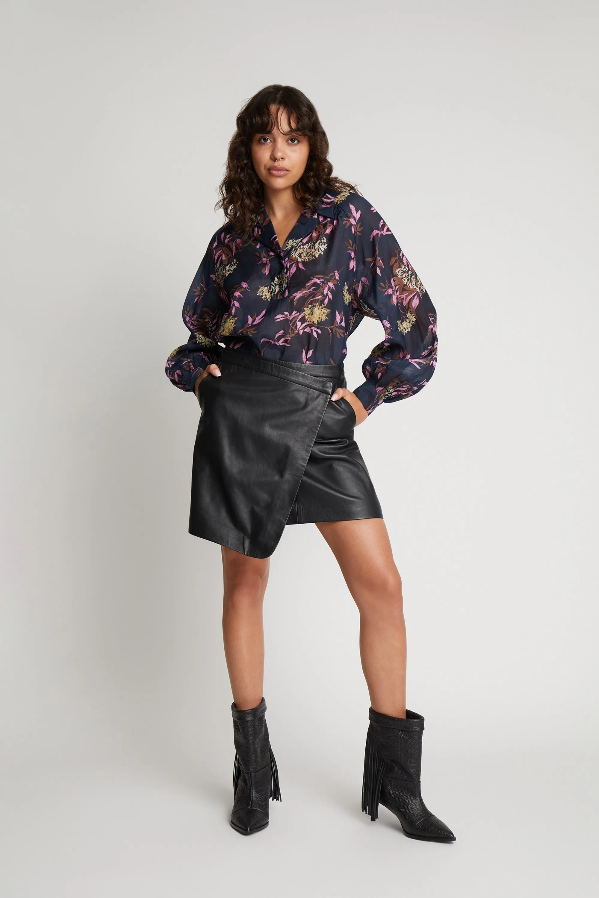 SUSANI - NAVY sold by Munthe