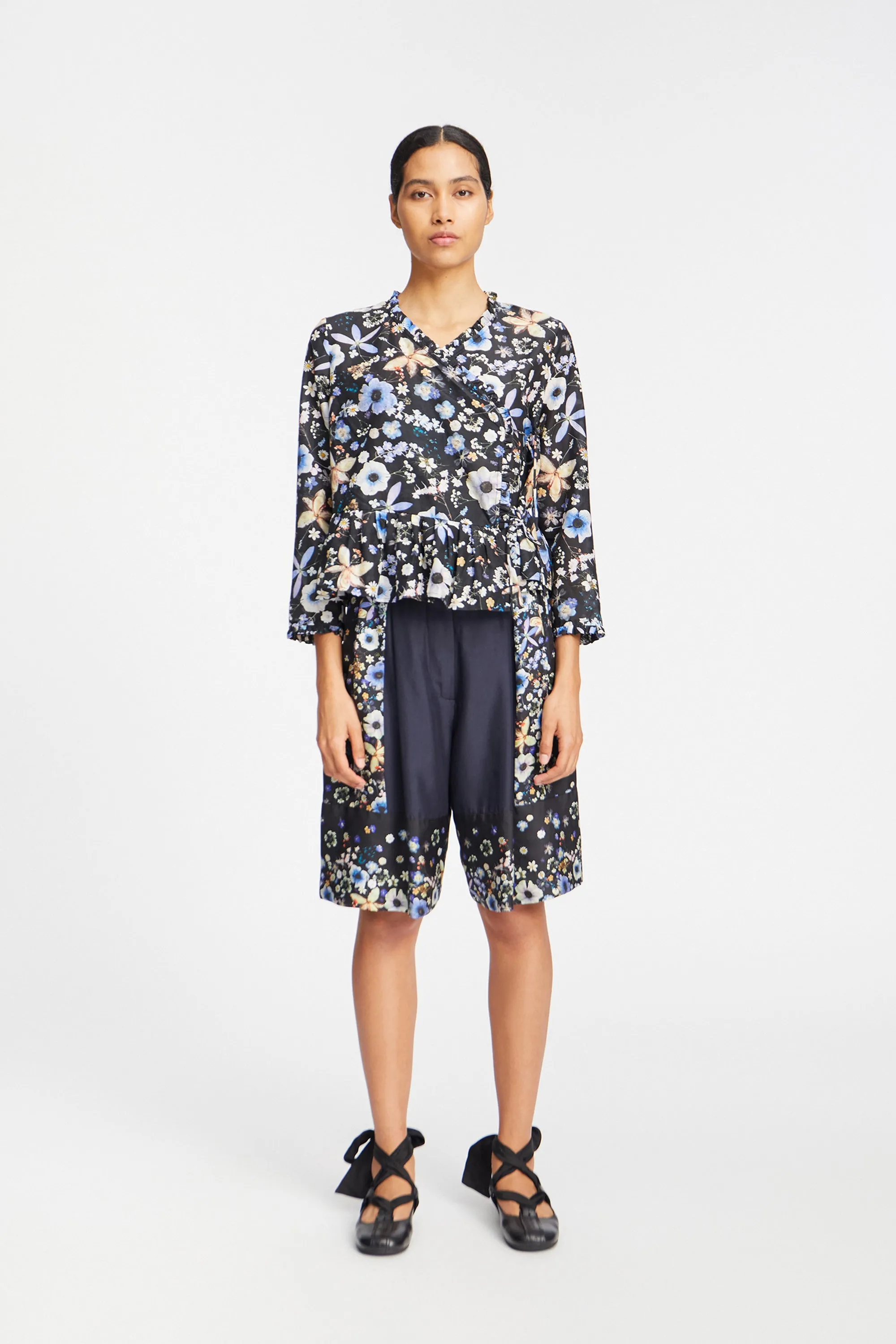 FENIA - BLACK sold by Munthe