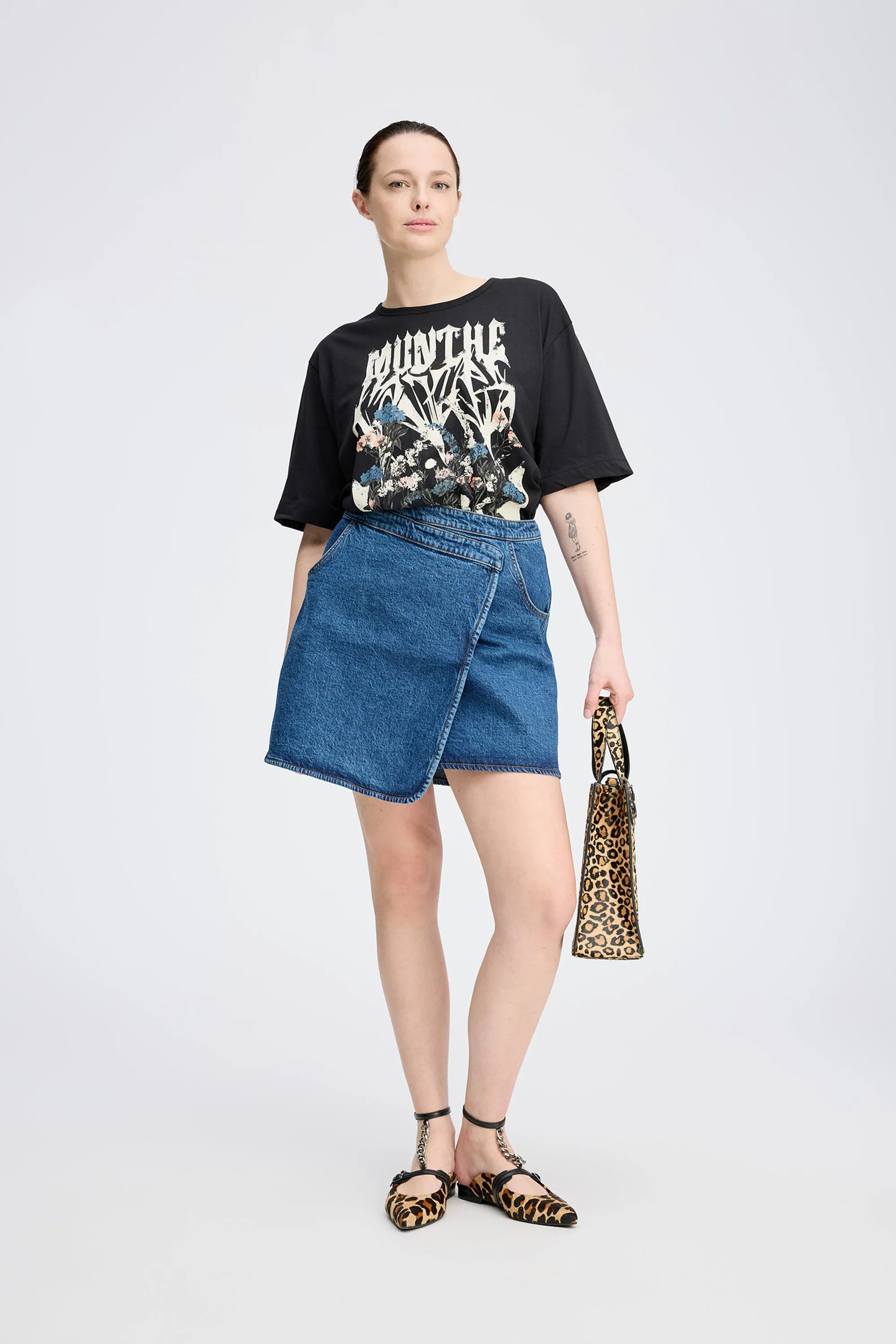 PRIZE - BLACK sold by Munthe